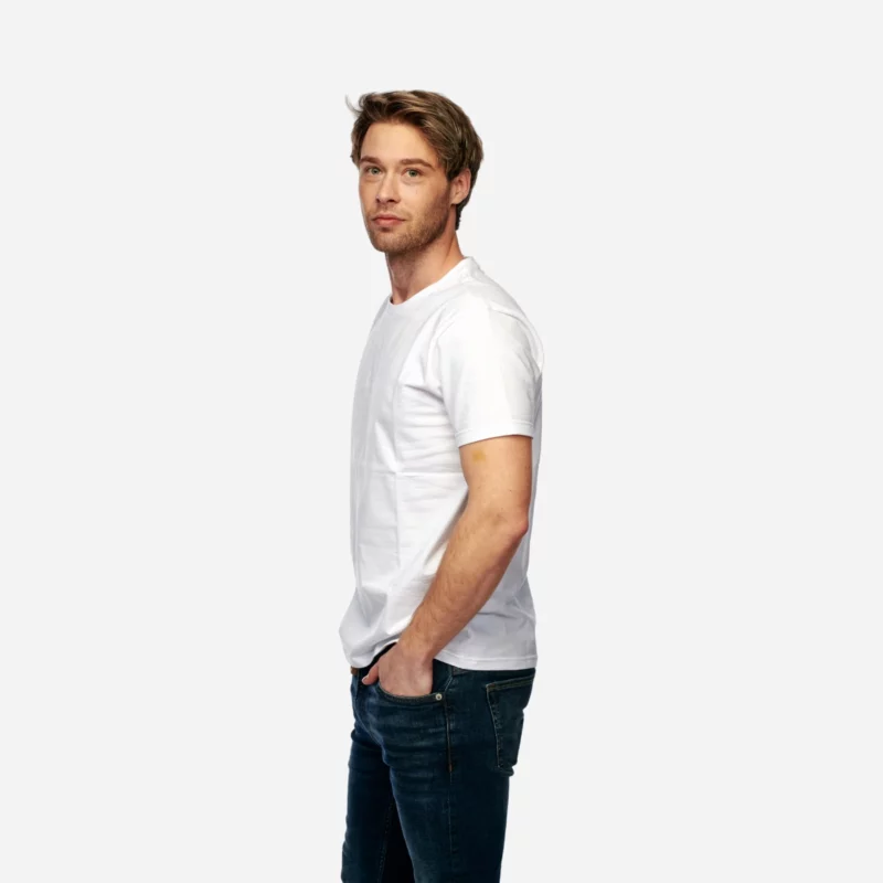 Pánské bílé basic tričko z BIO bavlny na modelu