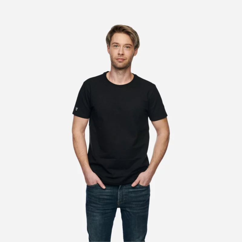 Pánské černé basic tričko z BIO bavlny na modelu