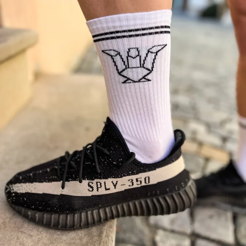 Bílé vysoké ponožky TOMÁŠ DRAGON kombinované s teniskami Yeezy 350