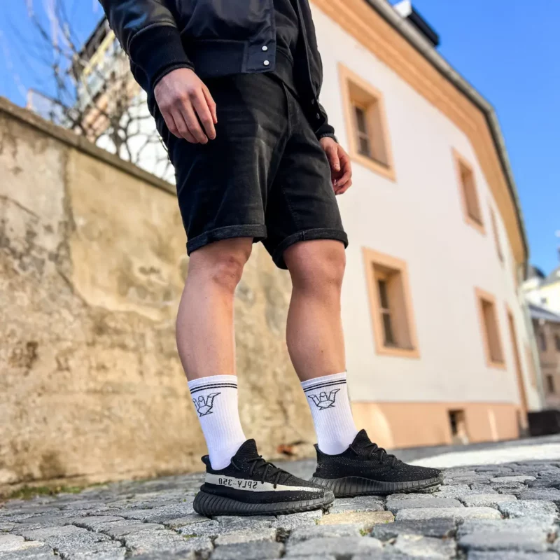 Celotělový pohled na outfit s ponožkami TOMÁŠ DRAGON a černým streetwear stylem